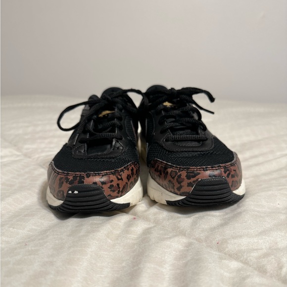 Like new Ladies Nike running shoes. Size 10 - Picture 6 of 6
